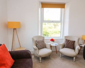 Thornlea View, Pet Friendly, Character Holiday Cottage In Hope Cove - Hope Cove - Living room