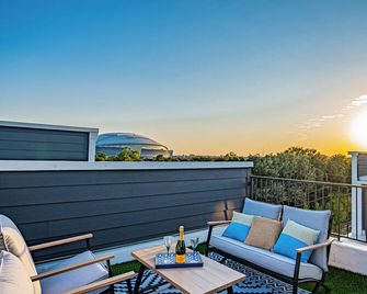 Luxury Home w/ Parking | Walk to AT&T Stadium - Arlington - Balcony