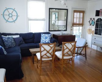 2 Bedroom Lovingly Restored 1925 Cottage 1 1/2 Blocks From Beach - Tybee Island - Living room