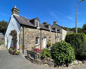 End Cottage - Newport - Building