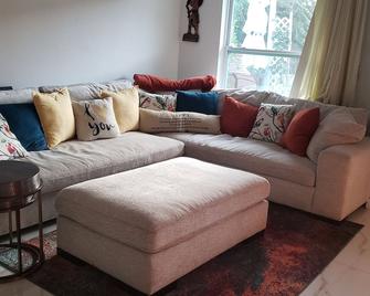 This charming Bed N Breakfast is perfect for you to get your relaxation! - Bonita Springs - Living room