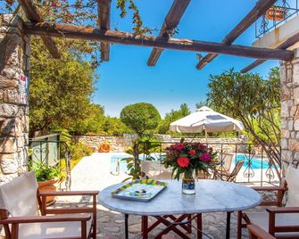 Villa Tzina Large Private Pool Walk to Beach A C Wifi Car Not Required - 1604 - Tavronitis - Balcony