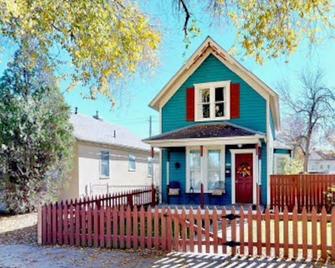 The Blue Bungalow - Montrose - Building