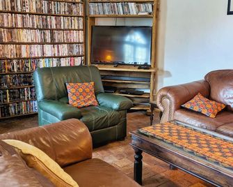 Charming Country Retreat: Sleeps 11, Indoor Pool, Pet-Friendly, Near Château-Gontier - Château-Gontier - Salon