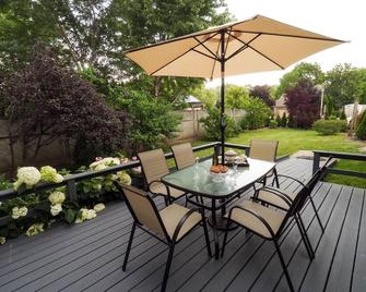 بلو سكايز بد آند بريكفاست - نياغرا ليك - شرفة مرصوفة