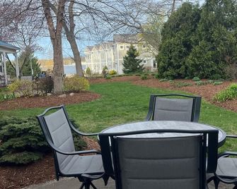 Arrowhead #4 - Walking distance to downtown Saugatuck, Updated studio - Saugatuck - Innenhof