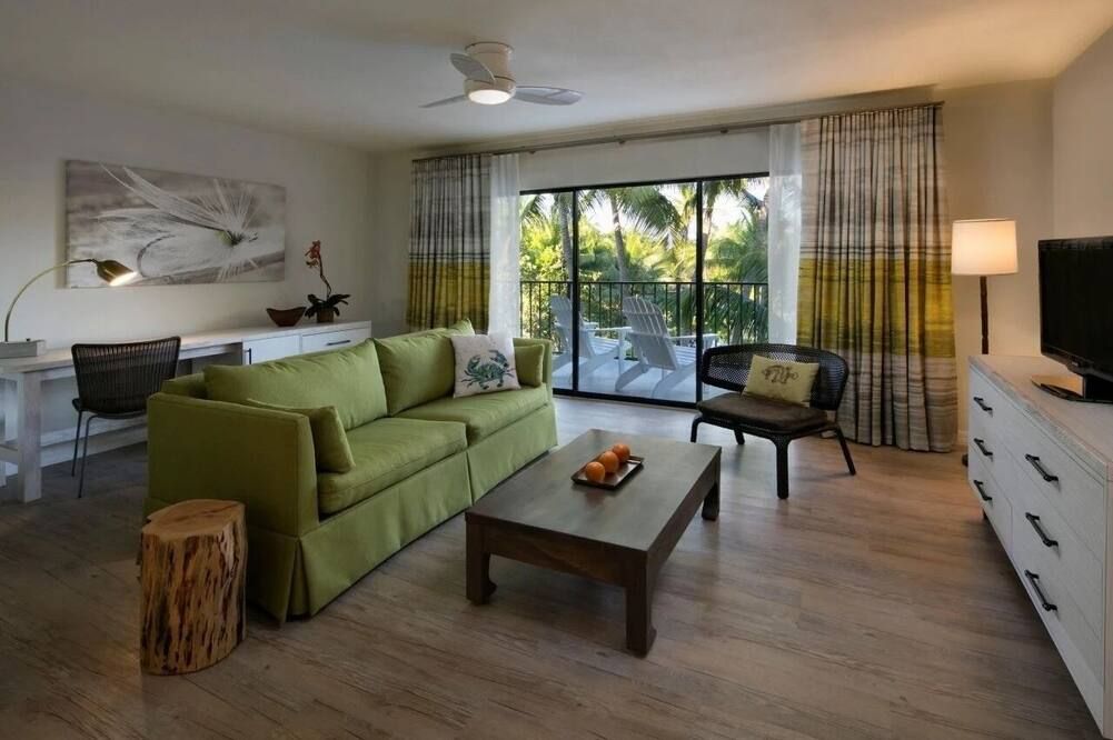 2 Bedroom Suite w/ Kitchenette, Outdoor Pool, Free Parking & Pet Friendly! - Islamorada - Stue
