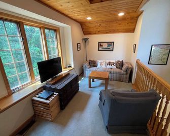 Cabin On Clearwater Lake: 12 Person Hot Tub, Private Dock & Room for 16+ - Annandale - Living room