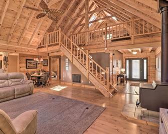 'serenity Woods' Cabin w/ Hot Tub & Fire Pit - Mountain Home - Obývací pokoj