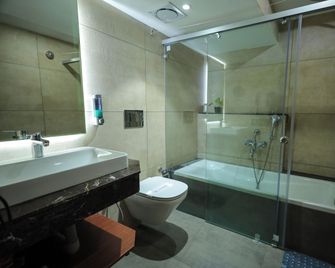 Royal Plaza Suites by Rak Rooms - Mangalúru - Koupelna
