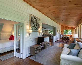 On Silver Lake. Close to Woodstock & Ski Areas - Barnard - Living room