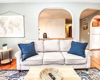 4 bd 2.5b 8 guests | Game Room | Large Backyard - Lincoln - Living room