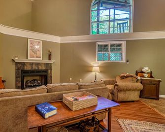Views of Elk River with wrap-around screened porch for family time - Афіни - Вітальня