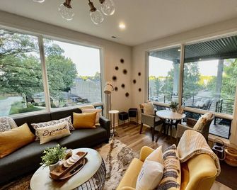 Modern, Chic Adult Only Retreat On Hill W/Sunset Views Steps From Downtown - Saugatuck - Sala de estar