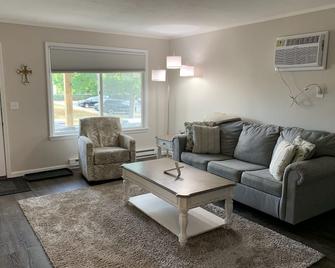 Adventure Acres- Suite C7 - Pontiac - Living room