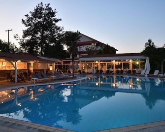 Four Seasons Hotel - Salonicco - Piscina