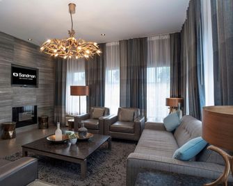 Sandman Hotel Vernon - Vernon - Living room