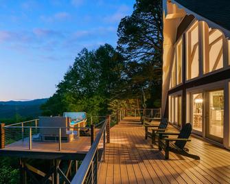 Breathtaking views, hot tub, game rom, close to pkwy in Little Switzerland - Marion - Binnenhof
