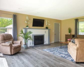 Fisher's Fancy l Near the river & in house games! - Berrien Springs - Living room