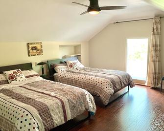 New & Cozy Niagara Getaway. 7 mins from the Falls - 尼亞加拉瀑布 - 臥室