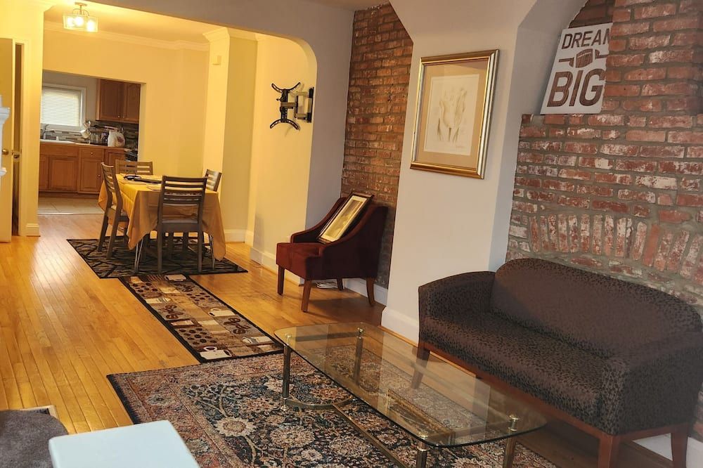 3-bedroom townhome in fantastic Baltimore with AC, WiFi. - بالتيمور - غرفة معيشة