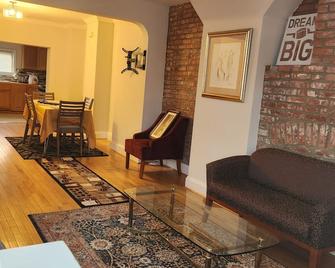 3-bedroom townhome in fantastic Baltimore with AC, WiFi. - Baltimore - Sala de estar