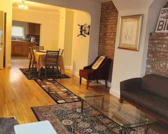 3-bedroom townhome in fantastic Baltimore with AC, WiFi. - Baltimore - Sala de estar