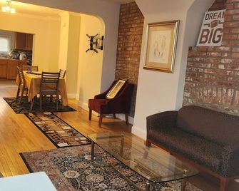 3-bedroom townhome in fantastic Baltimore with AC, WiFi. - بالتيمور - غرفة معيشة
