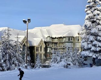 Woodrun Lodge 416 | Family Ski-In Ski-Out Condo, Hot Tub, Heated Pool, Parking & Laundry - Whistler - Building
