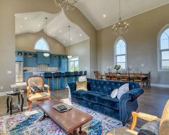 Gorgeous and Convenient Chapel House! - Detroit Lakes - Living room