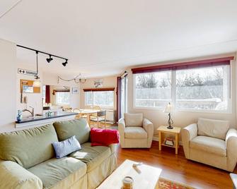 Mountain-view condo with fireplace, 3 pools, hot tub, tennis & gym - near skiing - Warren - Sala de estar