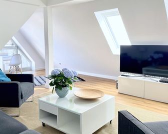 Stylish and modern duplex apartment in the heart of the old town of Jever - Jever - Living room