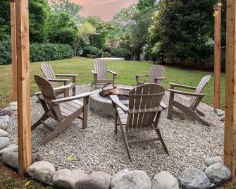 Midwood Hideaway - Hot Tub + Firepit + Peloton + Putting Green + Discgolf - Charlotte - Innenhof