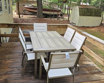 Charming 3-bedroom house with WiFi, AC& heat in peaceful Reedville - Reedville - Patio