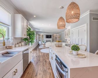 Brand New Hamptons beach house 2 minutes walk to EQ village w/gunite pool & spa - East Quogue - Cocina