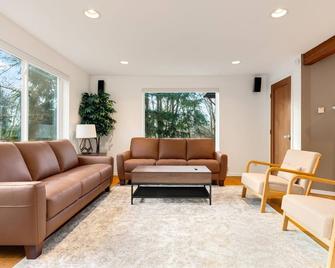 Ultimate Group Getaway Near Ferry, Hot Tub and Games - Mukilteo - Living room