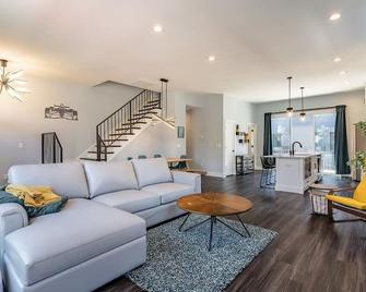 Lux Home 5 mins to Grand Park w Private Garage - Westfield - Living room