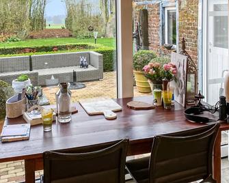 Experience a quiet vacation in this beautiful cottage with beautiful garden. - Kemmel - Restaurant