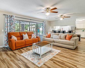 Valrico Vacation Rental about 10 Mi to Dinosaur World! - Valrico - Living room