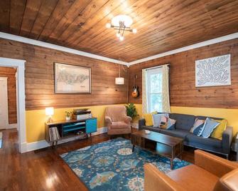 Discover the Beauty of TN from Eclectic Comfort - McMinnville - Sala de estar