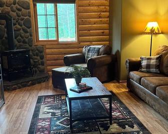 Secluded Wooded Cottage Near Snowmobile & Walking Trails, Fire Pit, Fast Wi-Fi - Two Harbors - Sala de estar