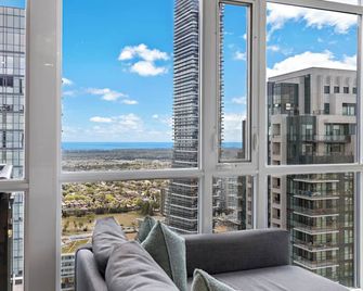 Ultra Luxurious 2.5 Bedroom 2 Full Bathroom 1 Parking Condo Near Sq1 Striking Views - Mississauga - Balcón
