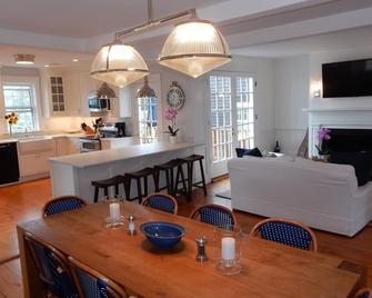 Newly Renovated 6 Bedroom 1830's Antique 1/2 block from Town. - Nantucket - Dining room