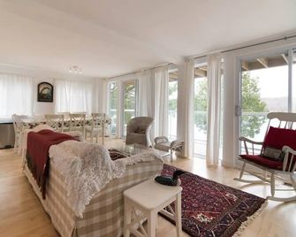 Breathtaking view perfect for 2 families: hot tub, fireplace, central air - Westport - Living room