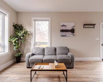 Entire Bachelor Unit En-Suite Across From Google - Br3 - Kitchener - Living room