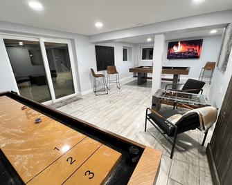 Cozy Cabin on the Lake w/ HotTub - Hopatcong - Living room