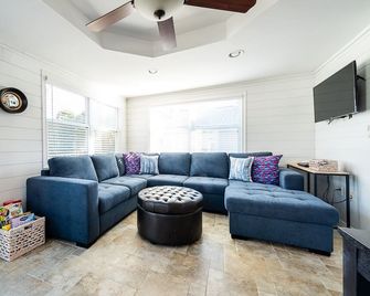 Be Happy Beach House is a five minute walk from Hawk's Nest Beach! - Old Lyme - Sala de estar