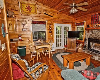 MacGregor cabin in Scottish Woods - Murphy - Living room
