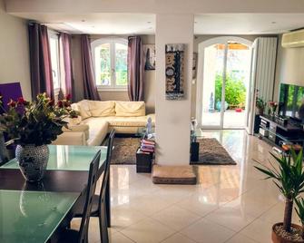 Agreable Villa Proche De Cannes - Auribeau-sur-Siagne - Sala de estar