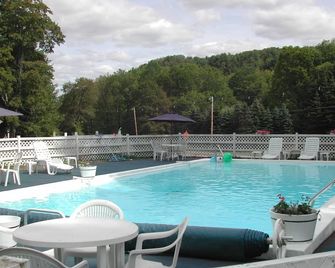 1896 House Brookside & Pondside Country Motels - Williamstown - Uima-allas